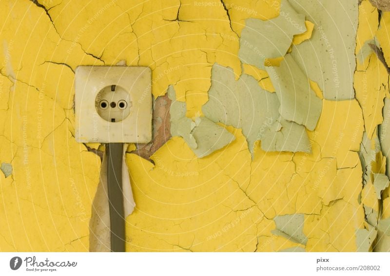 bei uns kam der strom ... Wand Energiewirtschaft Mauer alt eckig gelb gefährlich Kontakt Zerstörung verfallen Steckdose Leitung Kabel Sicherheit abblättern