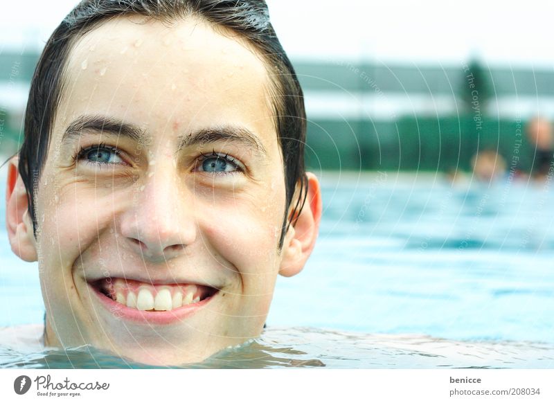 platschi Mann Jugendliche Schwimmen & Baden Sommer Schwimmbad Freibad lachen Lächeln Freude nass Wasser Ferien & Urlaub & Reisen Porträt Zähne Gesicht