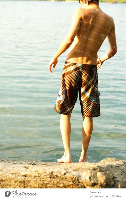 am see Mensch Jugendliche See Teich Badesee Dämmerung Sommer Badehose beobachten Blick stehen Schwimmen & Baden Ferien & Urlaub & Reisen Junger Mann 13-18 Jahre