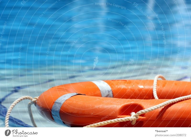 nichtschwimmer Sommerurlaub Schwimmbad Rettungsring Erholung leuchten liegen fest blau Sicherheit Schutz Hilfsbereitschaft Verantwortung Verlässlichkeit