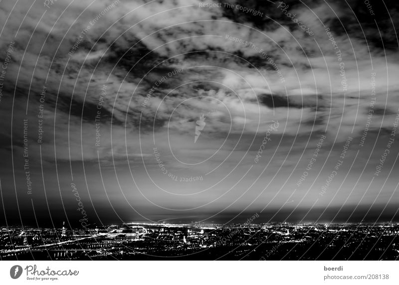 nAchtpanorama Wien Österreich Europa Stadt Hauptstadt Skyline bevölkert bedrohlich dunkel schwarz Stimmung Leben Nachtaufnahme Stadtlicht Nachtlicht Wolkendecke