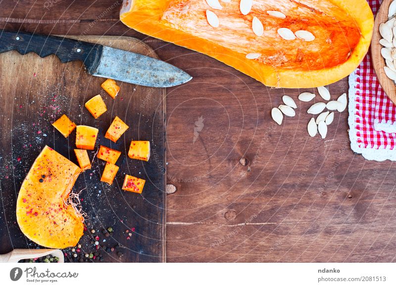 Stück roher Kürbis Gemüse Kräuter & Gewürze Messer Holz Essen frisch natürlich oben braun orange Paprika Salz Koch Zutaten altehrwürdig Hintergrund