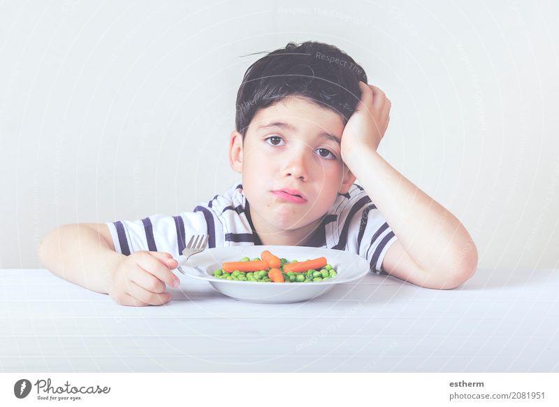 Trauriges Kind mit einer Mahlzeit Lebensmittel Gemüse Ernährung Essen Teller Gabel Lifestyle Gesunde Ernährung Haus Mensch maskulin Kleinkind Junge Kindheit 1