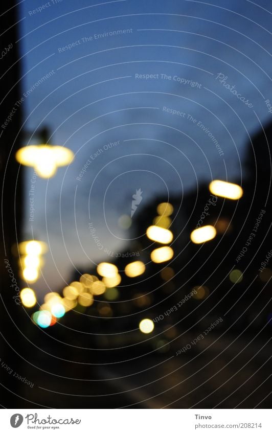 schwarz zu blau Energiewirtschaft Stadt dunkel Beleuchtung Lampe Straße Nachtleben Stimmung Abenddämmerung Morgendämmerung Lichtpunkt Straßenbeleuchtung