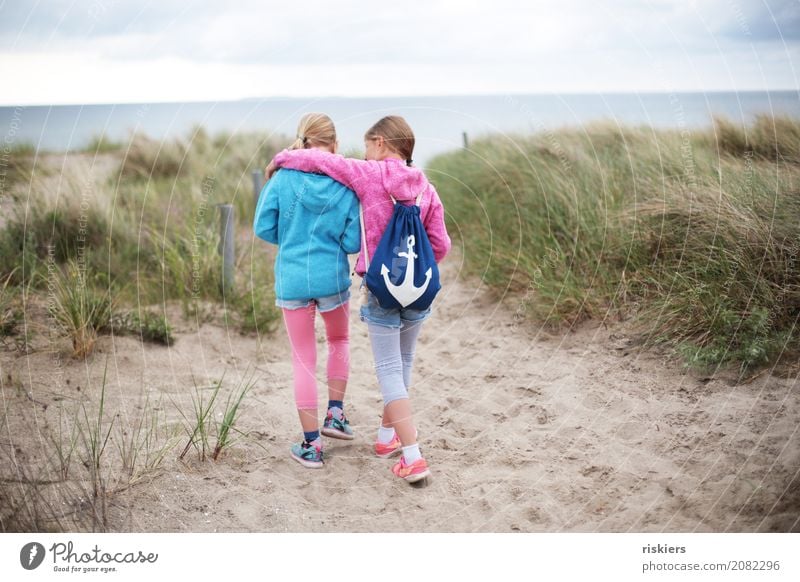 Strandspaziergang Mensch feminin Mädchen Geschwister Schwester Familie & Verwandtschaft Kindheit 2 Umwelt Natur Ostsee entdecken Erholung gehen Kommunizieren