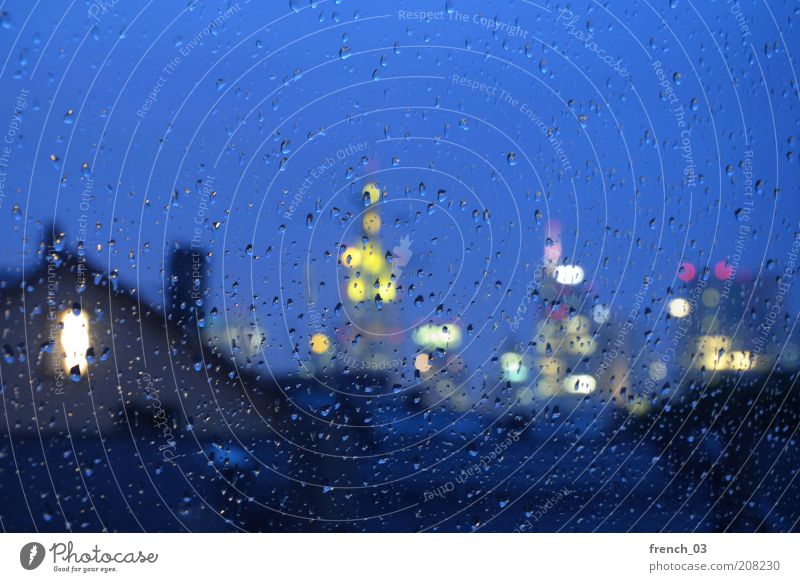 verregneter Blick Herbst schlechtes Wetter Sturm Regen Frankfurt am Main Skyline Hochhaus Bankgebäude kalt nass Stadt blau gelb Gefühle Stimmung Heimweh