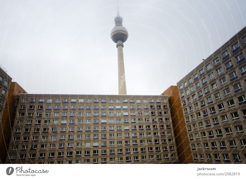 Aussicht Mit Fernsehturm Himmel Nebel Alexanderplatz Hauptstadt Plattenbau Bürogebäude Berliner Fernsehturm DDR authentisch hoch kalt retro trist Vergangenheit