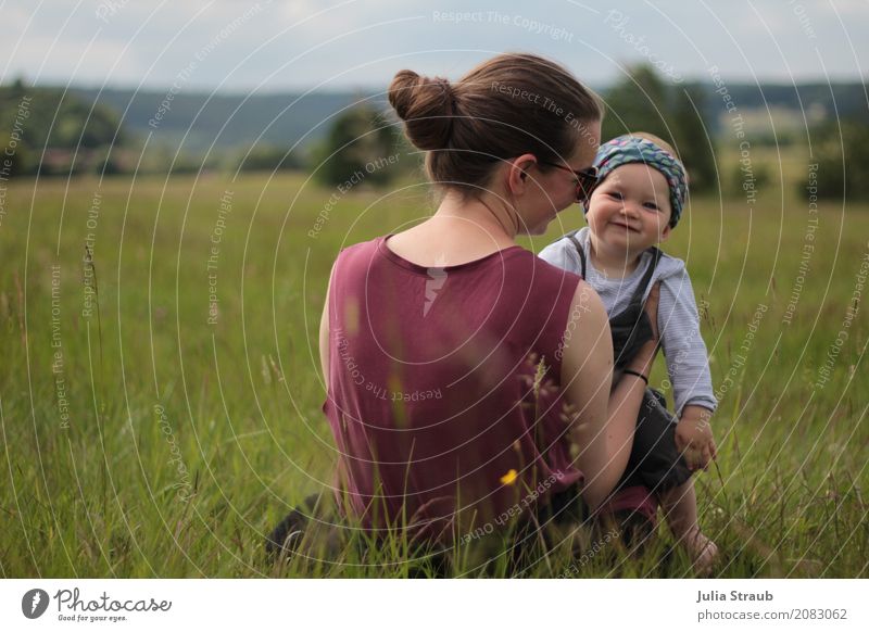 guck guck Kinderspiel feminin Baby Frau Erwachsene Mutter 2 Mensch 0-12 Monate 30-45 Jahre Umwelt Natur Landschaft Sommer Schönes Wetter Pflanze Gras Wiese