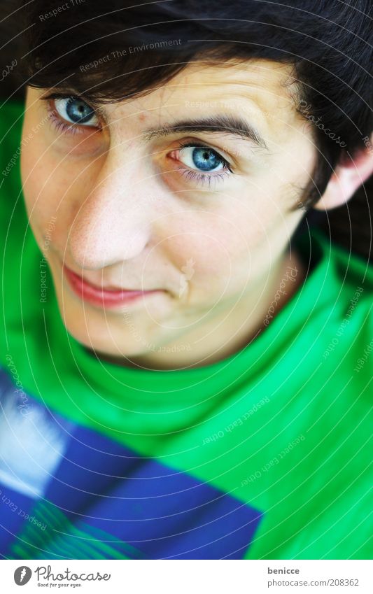 teeny Jugendliche Mann Blick in die Kamera Schüchternheit blau Auge Porträt lachen Lächeln Mensch Vogelperspektive skeptisch grün Augenfarbe T-Shirt modern