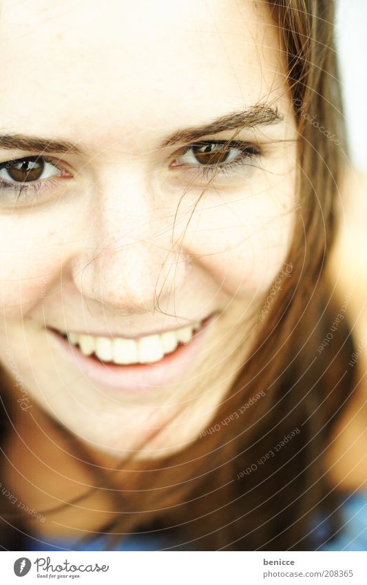 smiley Frau Mensch Jugendliche Nahaufnahme Detailaufnahme Vogelperspektive lachen Lächeln attraktiv schön Zähne Auge Gesicht Haare & Frisuren Sommer