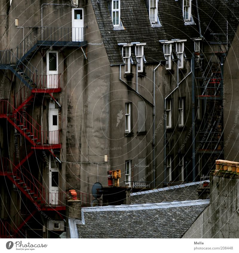 Über den Dächern von Schottland (4) - Hinterhof Städtereise Haus Großbritannien Europa Stadt Stadtzentrum Menschenleer Gebäude Mauer Wand Treppe Fassade Fenster