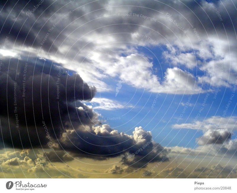 Gute Wolken - Schlechte Wolken Farbfoto Außenaufnahme Kontrast Himmel Gewitterwolken Sommer Wetter bedrohlich Neugier Sorge gefährlich Tag ungewissheit