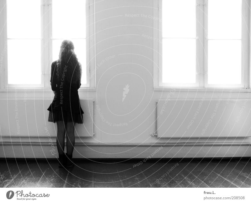 Zeitfenster Mensch Junge Frau Jugendliche 1 Fenster Rock Stiefel langhaarig beobachten Blick stehen warten Erwartung Schwarzweißfoto Innenaufnahme Gegenlicht