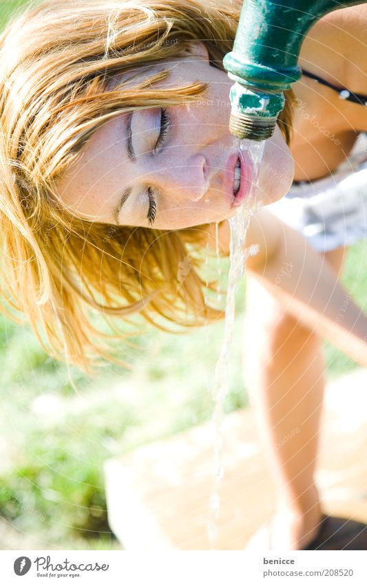 frisches klares kaltes Mensch Jugendliche feminin Getränk trinken Wasser Wasserhahn Sommer Wärme Kühlung kühlen Quelle Brunnen wasserspender Mund blond Tag