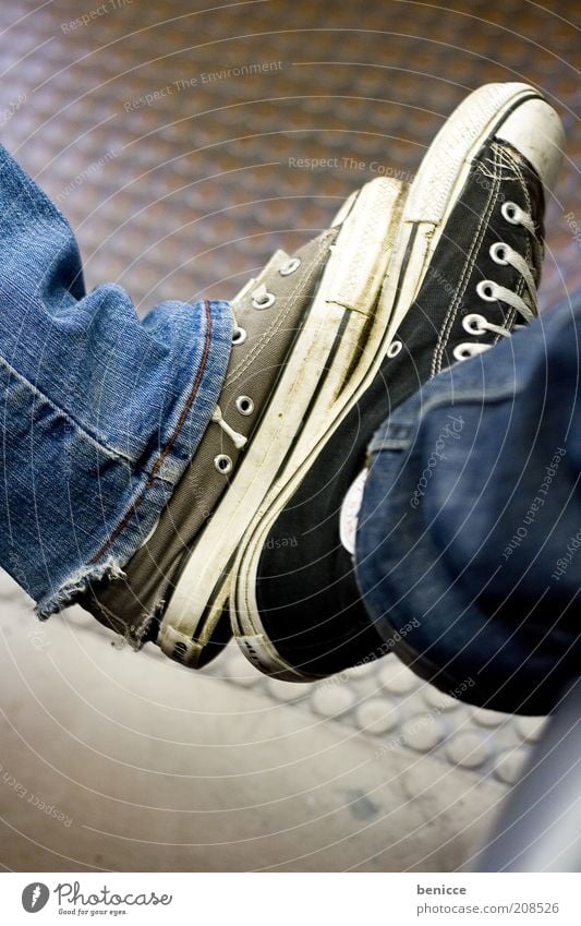 Chuckvergleich Fuß Schuhe Beine Chucks converse vergleichen abgleich groß klein Mann Frau übergröße stark alternativ Jeanshose Jeansstoff jeansblau schwarz