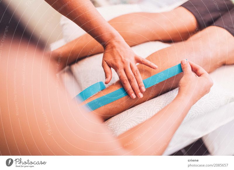 Doktor, der Band auf Bein des Patienten verwendet Körperpflege Gesundheit Gesundheitswesen Behandlung Leben Wohlgefühl Erholung Arzt Hand Beine liegen Schmerz