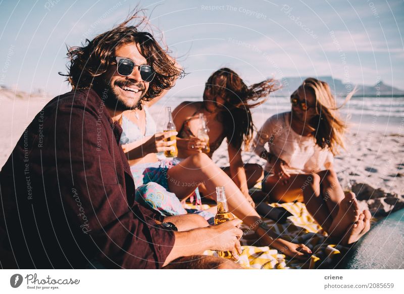 Gruppe junge erwachsene Freunde, die Bier am Strand trinken Getränk Alkohol Flasche Lifestyle Freude Glück Freizeit & Hobby Ferien & Urlaub & Reisen Freiheit