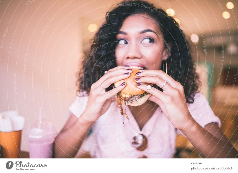 Frau, die Biss des Hamburgers in der Gaststätte nimmt Lebensmittel Essen Diät Fastfood Lifestyle Restaurant Mensch feminin Junge Frau Jugendliche Erwachsene 1