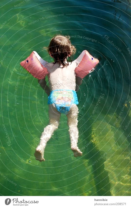 floating Freude Sommer Mensch Kind Junge Kindheit 1 3-8 Jahre Wasser Schwimmen & Baden nass grün Erholung Leichtigkeit Schwimmhilfe Schwimmwindel Erfrischung