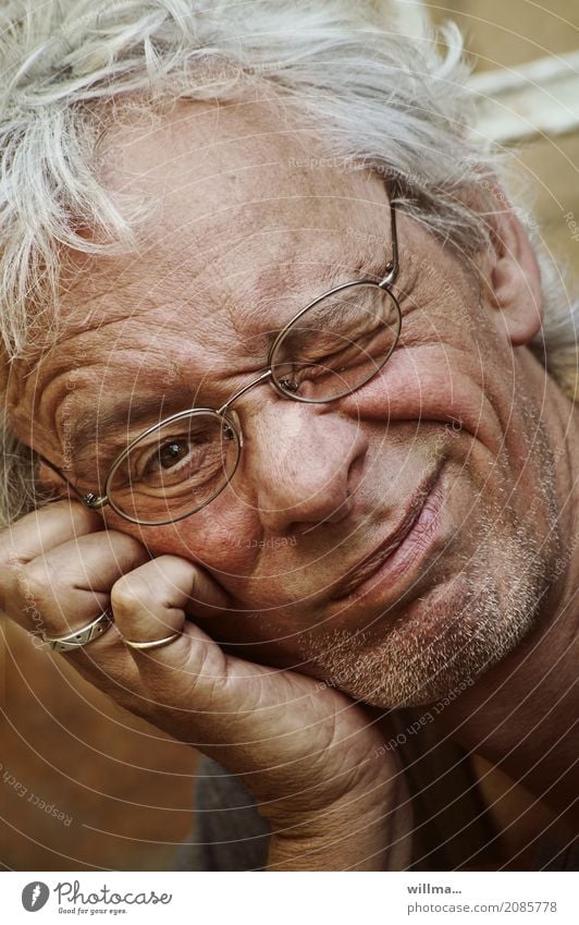 Sympathisch verschmitztes Porträt eines interessanten Mannes Zwinkern Brille Gesicht weißhaarig Dreitagebart lächeln lustig Verschmitzt sympathisch attraktiv
