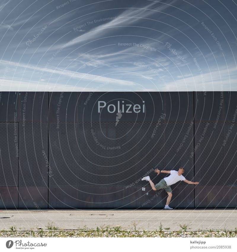 Mann flüchtet vor der Polizei Mensch maskulin Erwachsene Körper 1 Stadt rennen Überwachung Politik & Staat Flucht Flüchtlinge Tor Logo Bewegung Angst bedrohlich