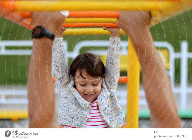 Kleines glückliches Mädchen auf dem Spielplatz Spielen Kinderspiel Kindererziehung Bildung Kindergarten Schulhof Klassenraum Mensch Baby Eltern Erwachsene