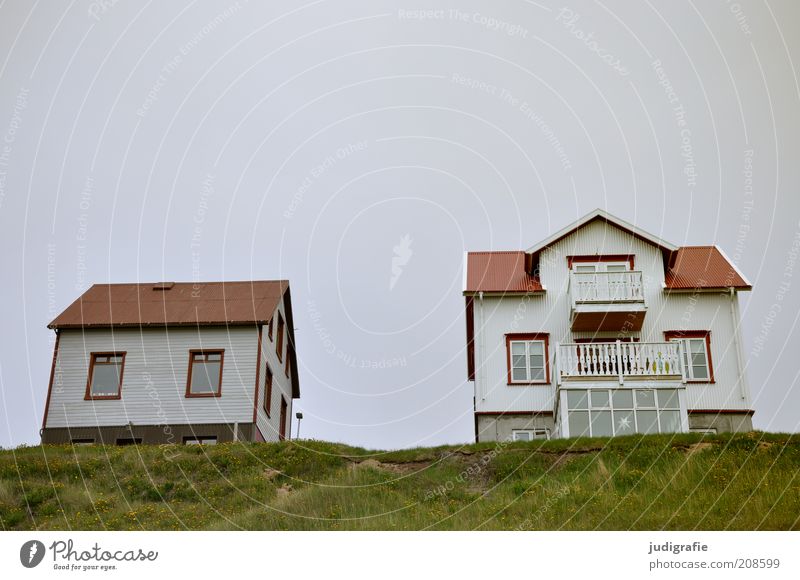 Island Häusliches Leben Wohnung Haus Hügel Húsavík Menschenleer Einfamilienhaus Hütte Gebäude Balkon einzigartig oben trist Farbfoto Gedeckte Farben