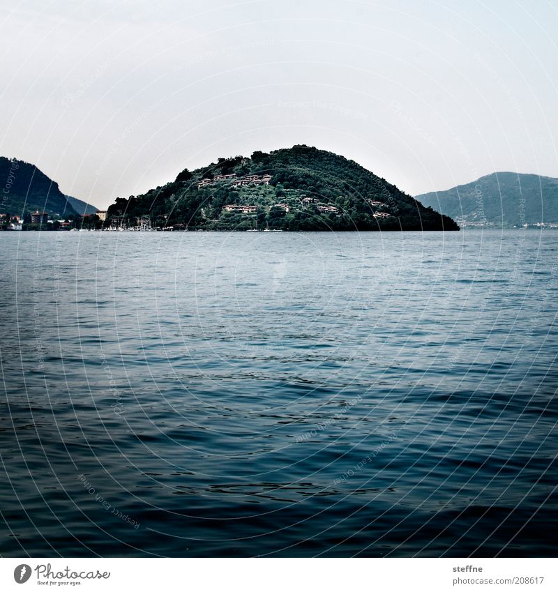 Noch reifer für die Insel Natur Landschaft Wasser Wolkenloser Himmel Wellen Küste Seeufer Italien ästhetisch blau Lago d'Iseo Farbfoto Gedeckte Farben