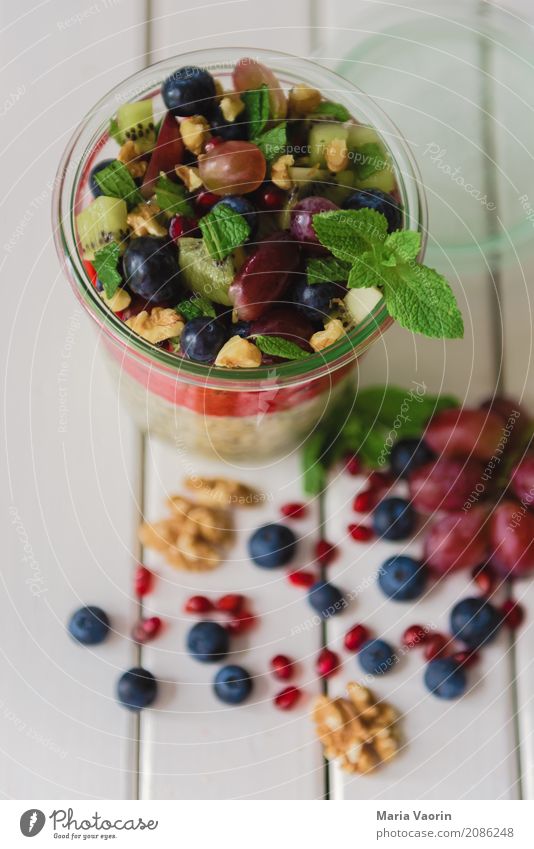 Overnight Oats Lebensmittel Frucht Getreide Ernährung Frühstück Bioprodukte Vegetarische Ernährung Diät Slowfood Glas Tisch Gesundheit lecker saftig süß