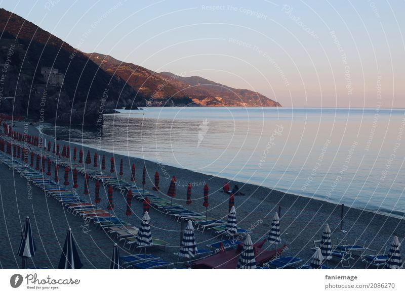 Cinque Terre XIII - Monterosso Hafenstadt Stimmung Abenddämmerung Sonnenschirm Strand ruhig gehen Idylle Italien mediterran Mittelmeer Landschaft