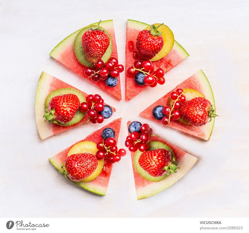 Wassermelone Pizza mit Früchten und Beeren Lebensmittel Frucht Dessert Ernährung Bioprodukte Vegetarische Ernährung Diät Stil Design Gesunde Ernährung rosa
