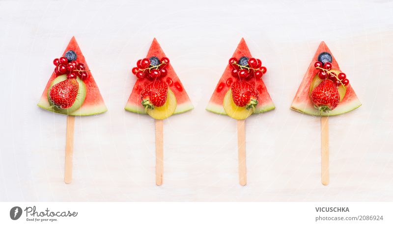 Wassermelone Fruchteis am Stiel mit Beeren Lebensmittel Dessert Ernährung Saft Lifestyle Stil Design Gesunde Ernährung Sommer Coolness Snack Vegane Ernährung