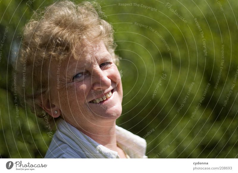 Gut Lachen schön Leben harmonisch Wohlgefühl Zufriedenheit Ruhestand Mensch Weiblicher Senior Frau Gesicht 45-60 Jahre Erwachsene Natur Erfahrung Freude Gefühle