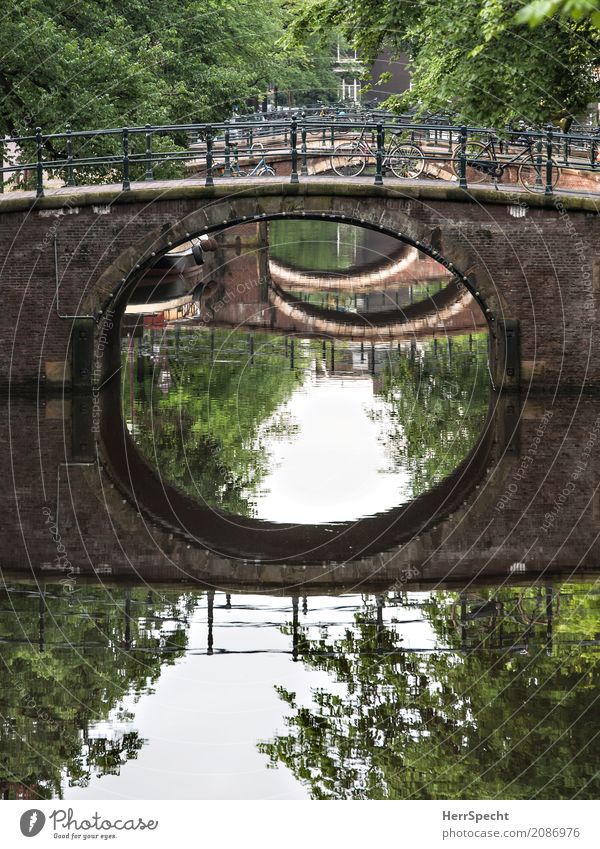 Dreibrückenkanal Amsterdam Stadtzentrum Brücke Bauwerk Verkehrswege Kanal Fahrrad ästhetisch rund Durchblick Perspektive Baum Allee historisch Farbfoto