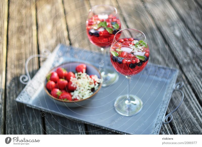 so schmeckt der sommer Frucht Erdbeeren Beeren Holunderblüte Himbeeren Blaubeeren Getränk Erfrischungsgetränk Alkohol Sekt Prosecco Schalen & Schüsseln Glas