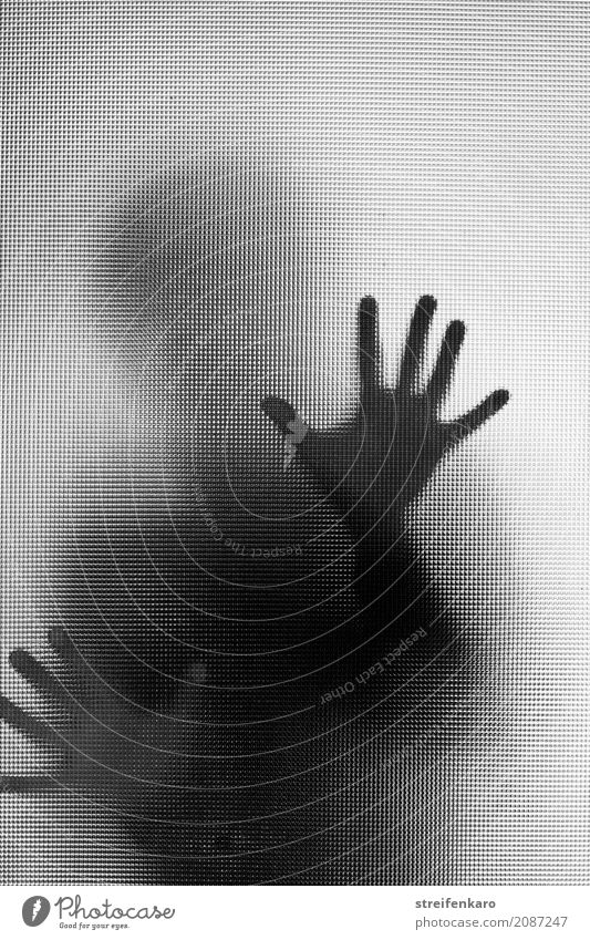 Menschliche Silhouette hinter einer Glasscheibe, die Hände berühren die Scheibe Frau Erwachsene Mann Hand 1 beobachten Aggression ästhetisch bedrohlich dunkel