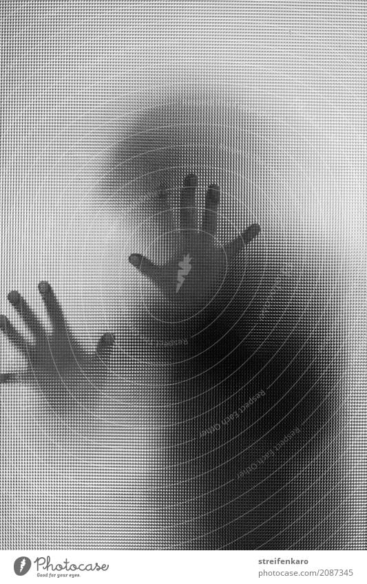 Menschliche Silhouette hinter einer Glasscheibe, die Hände berühren die Scheibe Frau Erwachsene Mann Hand 1 30-45 Jahre ästhetisch bedrohlich dunkel gruselig