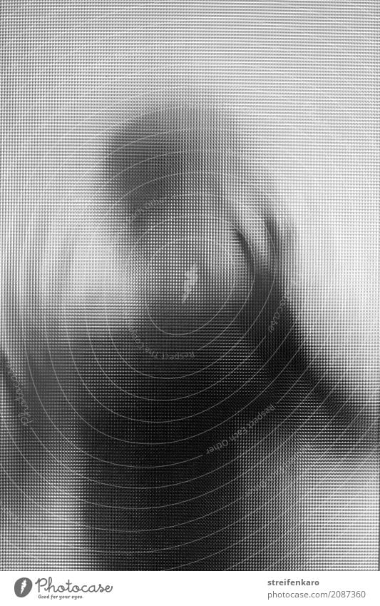 Menschliche Silhouette hinter einer Glasscheibe mit bewegten Händen Frau Erwachsene Mann 1 30-45 Jahre berühren Bewegung drehen ästhetisch dunkel grau schwarz