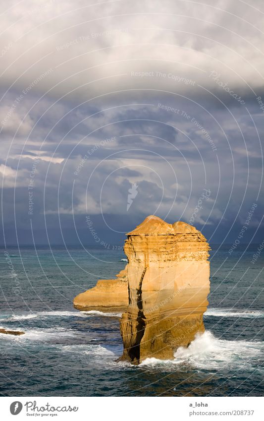 the rock Urelemente Himmel Gewitterwolken Horizont Sonnenlicht schlechtes Wetter Unwetter Wind Felsen Wellen Küste Meer Bewegung stehen außergewöhnlich dunkel