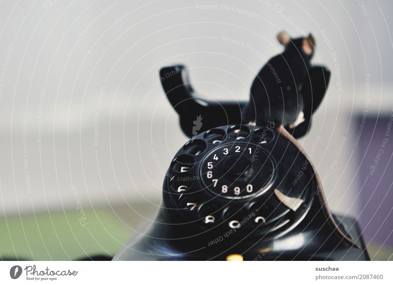 maus auf telefon Maus Tier Haustier Säugetier Telefongespräch Telekommunikation altes Telefon Wählscheibe Bakelit Telefon sprechen Telefongabel Neugier