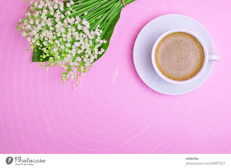 Tasse Kaffee Frühstück Kaffeetrinken Getränk Becher Tisch Blume Blumenstrauß heiß oben grün rosa weiß Maiglöckchen Top Untertasse duftig geschmackvoll