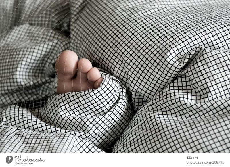 fussi Bett Fuß Erholung liegen schlafen einfach grau Geborgenheit ruhig Trägheit Gelassenheit Zehen Bettwäsche Muster Faltenwurf süß klein Mädchen Nacht