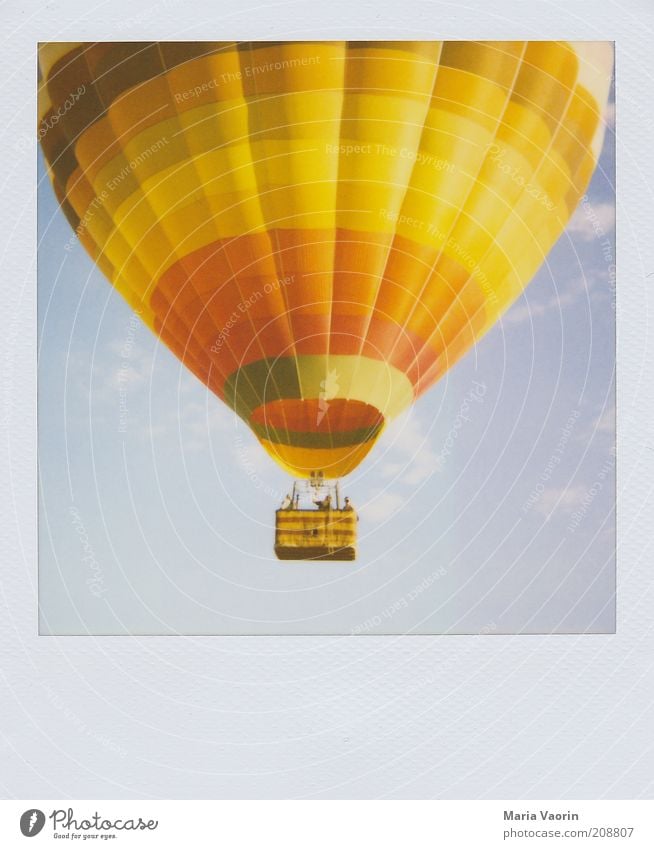 Auf, auf und davon Tourismus Freiheit Sommer Mensch Menschengruppe Luft Schönes Wetter Wind Fluggerät Ballone Bewegung fahren fliegen Blick Ferne frei hoch oben