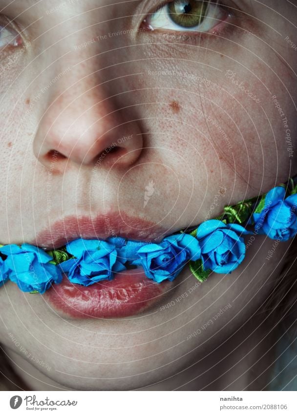 Künstlerisches Porträt einer jungen Frau mit Blumen in ihrem Mund Lifestyle Haut Gesicht Auge Lippen Mensch feminin Junge Frau Jugendliche 1 18-30 Jahre