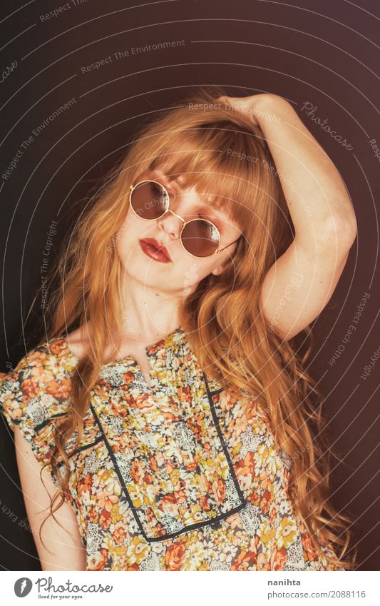 Tragende Kreissonnenbrille der jungen blonden Frau Mensch feminin Junge Frau Jugendliche 1 18-30 Jahre Erwachsene Mode Hemd Sonnenbrille Haare & Frisuren
