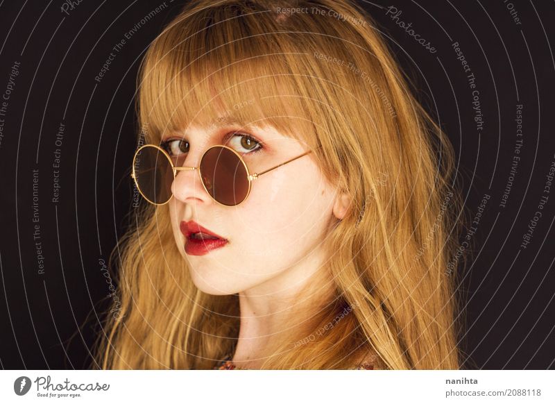 Junge blonde Frau mit Kreissonnenbrille elegant Stil schön Haut Gesicht Lippenstift Mensch feminin Junge Frau Jugendliche 1 18-30 Jahre Erwachsene Accessoire
