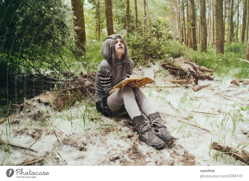 Junge Frau mit einem Buch in einem Wald Lifestyle Leben Erholung lesen Mensch feminin Jugendliche 1 18-30 Jahre Erwachsene Umwelt Natur Landschaft Frühling