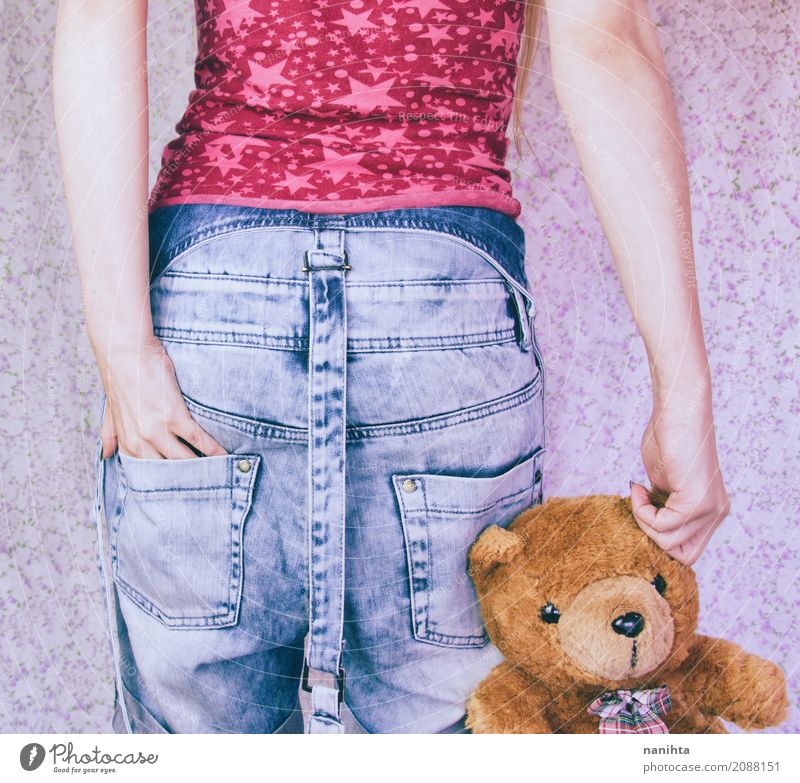 Kindheitstribut mit einer Person, die einen Teddybären hält Lifestyle Mensch feminin Junge Frau Jugendliche 1 18-30 Jahre Erwachsene T-Shirt Jeanshose Spielzeug
