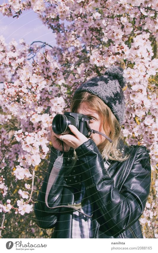 Junge Frau, die Fotos in der Natur macht Lifestyle Freizeit & Hobby Fotografie Photo-Shooting Mensch feminin Jugendliche 1 18-30 Jahre Erwachsene Frühling Baum
