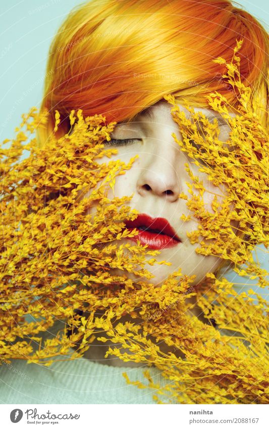 Künstlerisches Portrait einer jungen Frau in den orange Tönen Stil Design schön Haut Gesicht Lippenstift Sinnesorgane Erholung ruhig Mensch feminin Junge Frau